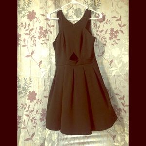 Dress w/cutout